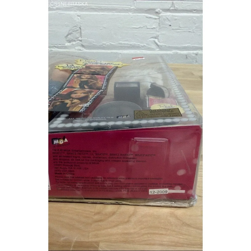 Bratz The Movie Cloe Posable Doll with Coat and Real‎ Camera MGA NEW in Package
